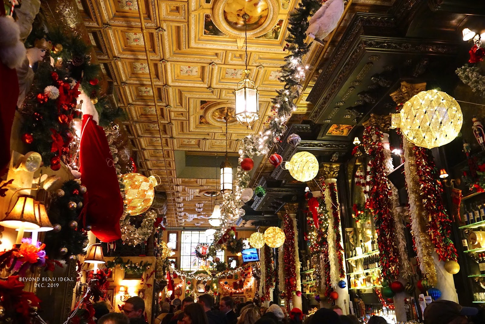 Rolf’s is probably the most famous christmas restaurant in the city. [My Life in U.S.] Lillie's Victorian Establishment in NYC 紐約聖誕氣氛酒吧
